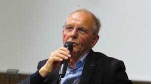 He was a member of the french national consultative ethics committee from 1992 to 2004 and worked in gene therapy. Axel Kahn Fait Salle Comble