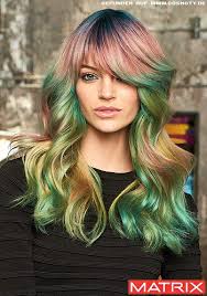 Ich würde mir die haare gerne im regenbogenlook färben aber ich weiß nicht recht wie. Frisuren Bilder Uppige Wellen Mit Asymetrischem Fransenpony In Regenbogenfarben Frisuren Haare