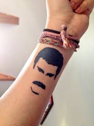 Фредди — школьник (по центру). Tatuaje Queen Freddiemercury Freddie Mercury Tattoo Tattoos And Piercings Queen Tattoo
