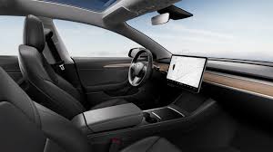 It also has a healthy driving range, which is important for an electric car. Tesla Model 3 Innenraum Touchscreen Klappbare Rucksitze Smartphone Dock