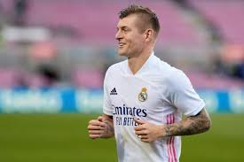 اخبار اسبانيا بالعربي/ في 17 يونيو 2014، أي منذ سبع سنوات، تعاقد نادي ريال مدريد الإسباني مع الألماني توني كروس قادمًا من نادي بايرن ميونخ الألماني مقابل 25 مليون يورو فقط، ووصف وكيل أعمال توني كروس تلك الصفقة آنذاك بسرقة. ØªÙˆÙ†ÙŠ ÙƒØ±ÙˆØ³ Ø£Ø´Ø¹Ø± Ø¨Ø§Ù„Ø±Ø§Ø­Ø© ÙÙŠ Ø±ÙŠØ§Ù„ Ù…Ø¯Ø±ÙŠØ¯ Ø£ÙƒØ«Ø± Ù…Ù† Ø¨Ø§ÙŠØ±Ù† Ù…ÙŠÙˆÙ†Ø® Ù„Ù‡Ø°Ø§ Ø§Ù„Ø³Ø¨Ø¨ Ø§Ù„Ø±ÙŠØ§Ø¶Ø© Ø¬Ø±ÙŠØ¯Ø© Ø§Ù„Ø·Ø±ÙŠÙ‚