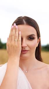 Czy można pominąć makijaż w tym ważnym dniu? 🤔 • panna młoda • uciekająca  PM #makeup #pannamłoda #makijaż #makijażślubny #viral