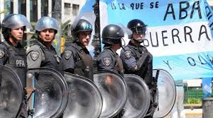 Según información que hemos recogido, el policial estuvo en horas de la noche por ese sector del comercio allí no sabemos el paradero de él, está desaparecido en este momento, lo que sí. Argentina Encuentra El Cadaver De Una Victima De La Violencia Policial Internacional El Pais