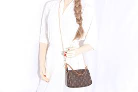 Releasing on september 27, 2019 is the next generation pochette dubbed the. Louis Vuitton Pochette Accessoire Accessoires Mit Langem Riemen Monogram Canvas M51980