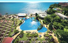 Ihr urlaub in portugal offenbart ihnen von steinigen klippen über schnuckelige fischerdörfer bis hin zu muschelschillernden ständen praktisch alles, was an. Luxus Urlaub Auf Madeira Im Top 5 Sterne Hotel Inkl Fruhstuck Und Flug Fur 299 Reisetiger