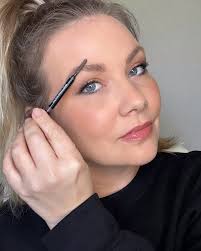 90s and early 2000s brows are haunting me. 😩 I plucked them into oblivion  back in the day, and now at 41, they're disappearing