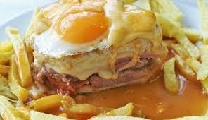 Num prato de ir ao forno, coloque uma fatia de pão torrado, 1 bife, a linguiça, 2 fatias de. Porto Vende 35 Mil Francesinhas Por Dia E Os Turistas Adoram Zap