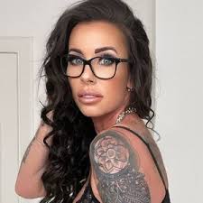 Jennifer Thomson's Instagram, Twitter & Facebook