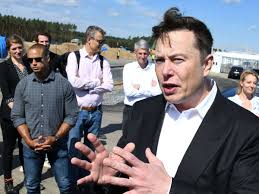 Check out this biography to know about his birthday, childhood, family life, achievements and fun facts about him. Elon Musk Sucht Fur Tesla Angestellte Ein Uni Abschluss Ist Nicht Notig Deutschland