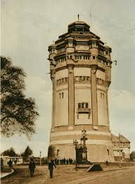 Bis Heute Zahlt Der Wasserturm In Der Oberstadt Zu Einem Der Bekanntesten Wahrzeichen Monchengladbachs Dass Gebaude Ihrer Funkti Wasserturm Altes Gebaude Turm