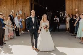 Hochzeit.com präsentiert sprüche & zitate aus der bibel & von bekannten persönlichkeiten für die hochzeitseinladung. Luftballons Steigen Lassen I Weddyplace