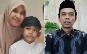 Sebelum dinyanyikan nicky astria, lagu 'panggung sandiwara' lebih dulu dinyanyikan oleh ahmad albar bersama god bless. Mantan Istri Cantik Ustaz Abdul Somad Mendadak Posting Dunia Panggung Sandiwara Ada Apa