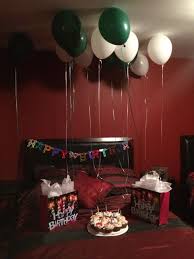 Made Cupcakes Got Balloons And His Presents To Use Them As Decoration In His Room Sorpresas De Cumpleanos Regalo Cumpleanos Novio Sorpresas Para Novios