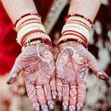 Ya, melukis tangan dengan henna, juga memberikan kesan cantik untuk penampilan pengantin dan kini sedang jadi tren. 17 Reka Bentuk Henna Yang Menakjubkan Dari Pengantin Sebenar Fesyen Kecantikan
