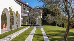 In my opinion, there was no greater '80s/'90s sitcom than full house. Lori Loughlin Mossimo Giannulli Looking To Flip L A Home For 35 Million Mansion Global
