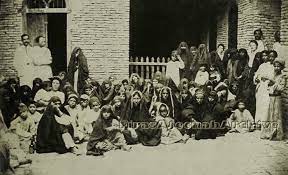 الى محبي الصور القديمة صورة جميلة من عمق الماضي عام 1910 لمجموعة من النساء يجلسن على باب عيادة طبية في البصرة baghdad baghdad iraq historical pictures