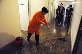 Femeie de serviciu care face curățenie în camerele unui hotel, motel etc. CondiÅ£ia IncredibilÄ ImpusÄ La Angajarea Unei Femei De Serviciu La Un Liceu Ce Vechime In MuncÄ Cere Angajatorul