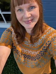 This t-shirt is a redo. The ocher colored yarn used to be a poncho vest  that I didn't use much but this summer knit is so comfy 💛💚💙 You can  follow me