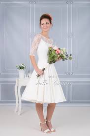 Ich liefere euch eure selbst ausgewählten traumkleider bis zur haustür und so könnt ihr in ruhe die kleider probieren. Atelier Belle Couture Standesamt Brautkleid Jule Im 50er Jahre Stil