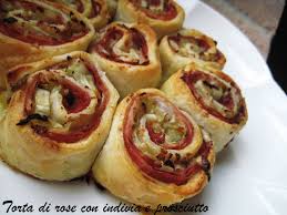 Sono delle piccole rose salate friabili e croccanti con un ripieno saporito e cremoso che durante la cottura arricchisce la pasta sfoglia di gusto e aroma. Torta Di Rose Salata Con Indivia E Prosciutto Cotto Ricette Pensieri E Idiozie
