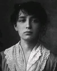 ○ CAMILLE CLAUDEL. Nacida en 1864 y muerta en 1943. OLVIDADA por todos en  un hospital psiquiátrico. ¿Qué había hecho? Viene a estudiar a PARÍS en una  época en la que la
