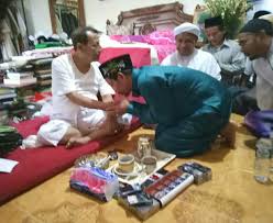 Kerajaan yang terkenal dengan sebutan negeri seratus ribu wali ini tumbuh dan berkembang di dalamnya puluhan zaouiyah dan tarekat sufi, bahkan . Perjalananku Ke Muktamar Tarekat Alif Id