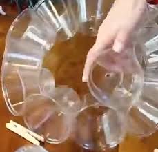 Lumini con bicchiere in plastica 5b bianco ø 50 mm. 50 Bicchieri Di Plastica Una Spillatrice E Un Filo Di Luci Colorate Le Decorazioni Di Natale Super Economiche Si Fanno Cosi Bastano Pochi Minuti Per Un Risultato A Effetto Wow Caffeina Magazine