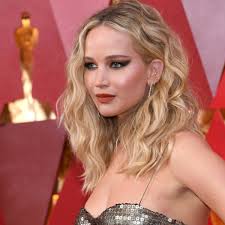 Jennifer Lawrence Debuted Her Engagement Ring At Paris Fashion Week & It's  So Unexpected