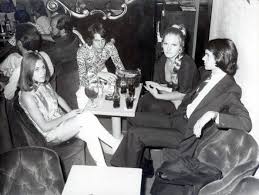 Biografia De Camilo Sesto Cantante Español Camilo Sesto Con Amigos Y Su Novia Laura Casal En Una Discoteca Camilo Camilo Sesto Camilo Blanes