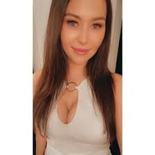 Ariel Elise's Instagram, Twitter & Facebook