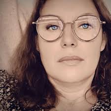 Non à la fermeture de 2 classes au collège, non à des classes à 30 élèves.  https://chng.it/rHt5DqmK2L