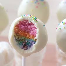 Surprise Rainbow Cake Pops Recette Recettes Gateau Multicolore Idee Gateau Et Recettes De Cuisine