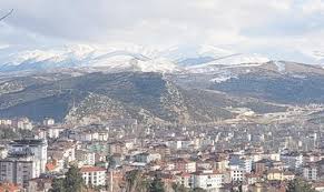 Elmalı dağlarının arasına kurulan eski bir yerleşim yeri olan elmalı ilçesinin tarihi evleri oldukça dikkat çekicidir. Sedir Ormanlarinin Golgesinde Elmali Turizm Haberleri