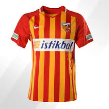 Kayserisporlu futbolcu i̇lhan parlak, 'i̇nşallah bu formalarla büyük başarılar elde edeceğimize inanıyorum' dedi. Kayserispor Un Yeni Sezon Formalari Kayseri Deniz Postasi
