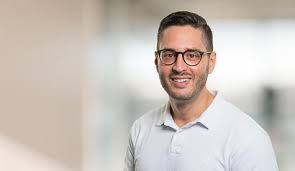 He is very organic with his descriptions, a woman's mouth is 'an orange pulp', her thighs open 'like a marine polyp', and so on. Logistik Soprema