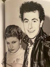 CON ÉL LLEGÓ EL ESCÁNDALO.Decía El Zurdo.Se refería a Manolo Campoamor ,el cantante “oficial “de Kaka De Luxe.Con él llegaron las drogas,el sexo y el Rocanrol.Hasta que llegó él nadie se atrevía