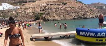 Είναι μία από τις πιο δημοφιλής και πιο διάσημες παραλίες του νησιού, με την αγνή και καθαρή λευκή άμμο και τα κρυστάλλινα, πεντακάθαρα νερά (είναι πάντα ήρεμα, καθώς η παραλία είναι κλεισμένη. Ti Allo 8a Doyme To Para3eno Mpikini Poy Anastatwse Thn Psarroy Binteo Makeleio Gr