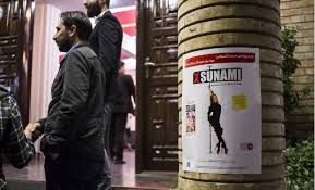 در جریان تولید آخرین فیلم در بوداپست نه تنها لایه هایی از زندگی روکو بلکه اعتیاد، وسواس و این فیلم شاید یکی از قابل توجه ترین مستندهایی است که در ماههای اخیر منتشر شده است، فیلمی که پایان یک دوران و فرجام یک پورن استار ایتالیایی را به تصویر می کشد. ØªØµØ§ÙˆÛŒØ± Ø§Ú©Ø±Ø§Ù† Ø®Ø§Ø·Ø±Ø§Øª ÛŒÚ© Ù¾ÙˆØ±Ù† Ø§Ø³ØªØ§Ø± Ø¯Ø± Ù…Ø´Ù‡Ø¯