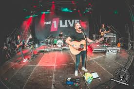 Stretch into shape with resistance bands stretch into shape with resistance bands it may look like an oversize office supply, but with its simple, stretchy design, a resistance band is a versatile tool for strengthening the lower body. Fotos Lions Head Bochum Total 2018 21 07 2018