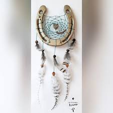 Capteur De Reves Magnifiques Faites Un Fer A Cheval Aux Couleurs Or Essence Avec Des Sources Naturelles Le Horseshoe Decor Horseshoe Crafts Horse Room Decor