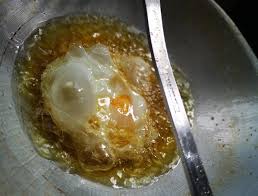 This video recipe is available in english version : Cara Goreng Telur Mata Kerbau Yang Cantik Kuningnya