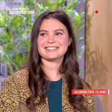 Marie-Sarah est la petite-fille du grand écrivain, Jean d'Ormesson. Elle  partage avec nous ses souvenirs, la joie de vivre de son grand-père et leur  complicité., ▶️Pour (re)voir l'émission intégrale : ...