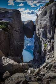 Retro reiseposter, norwegen, kjeragbolten, kjerag boulder, felsen, norwegen, wandern, skandinavien, skandinavische. Kjerag Felsen Kjeragbolten In Lysefjord Klippe Norwegen Stockbild Bild Von Hintergrund Hugel 91322971