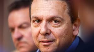 Nick Xenophon returns to fight for Naracoorte farmer