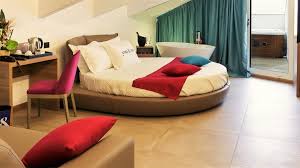 Letto a baldacchino letto letto particolare letto sole e luna comodino comò. Loft Suite You Me Beach Hotel Rimini