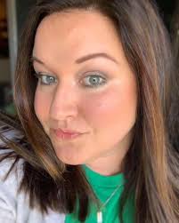 Illuminator makeup for radiant glow