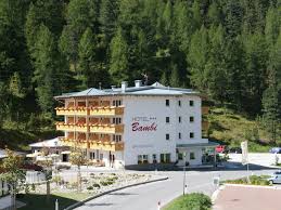 The rooms are featured with modern furnishing. Hotel Bambi Am Parc Stilfs Jetzt Online Buchen