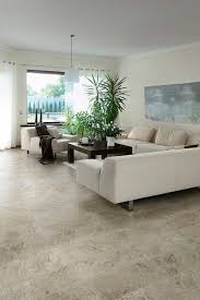 Auch wenn es im ersten moment ungewöhnlich erscheint, sind fliesen durchaus ein material, das für wärme sorgen kann. Fliesen Im Wohnzimmer Elegante Bodenbelage Archzine Net