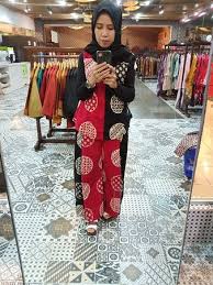 Namun, ciri pada singa barong cirebon adalah adanya kepala singa dan sebagian badannya menyerupai seekor naga serta muncul belalai gajah di kepalanya. Batik Trusmi Adalah Ciri Khas Batik Cirebon Banyak Pilihan Dgn Harga Beraneka Ragam Foto Batik Trusmi Cirebon Tripadvisor