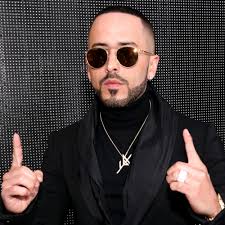 (yandel) si tu cuerpo me pide un deseo te lo calmo cuando hay perreo y de repente recuerdo lo viejo to' el mundo pegao', la disco bailoteo mirala bien, bien pegao'. Letras De Yandel Musica Com